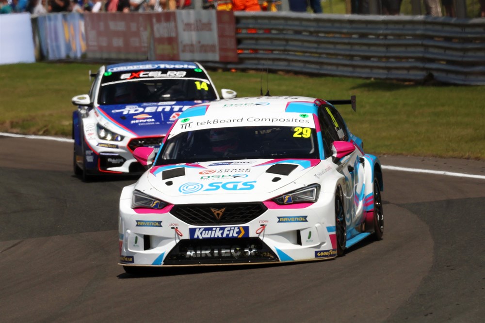 BTCC R5 - OULTON PARK: THE ROLLER-COASTER OF OULTON PARK PROVED TO BE DIFFICULT