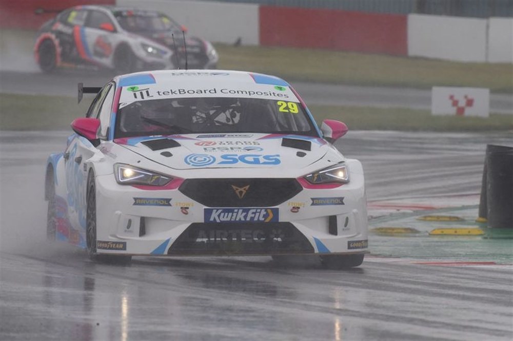 BTCC R1 – DONINGTON PARK NATIONAL: A TREACHEROUS START TO THE 2024 BTCC SEASON!